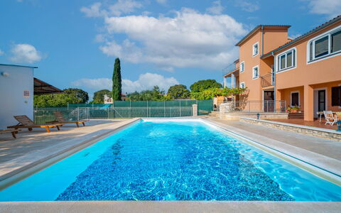 Ulika: L'Eau, Nuage, Ciel, Plante, Piscine, Fenêtre, Bleu Azur, Bleu, Bâtiment