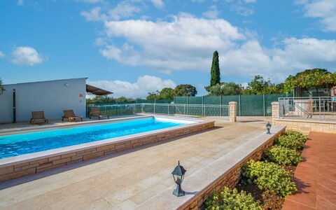 Ulika: Nuage, Ciel, L'Eau, Plante, Bleu Azur, Piscine, Architecture, Arbre, Herbe, Loisir