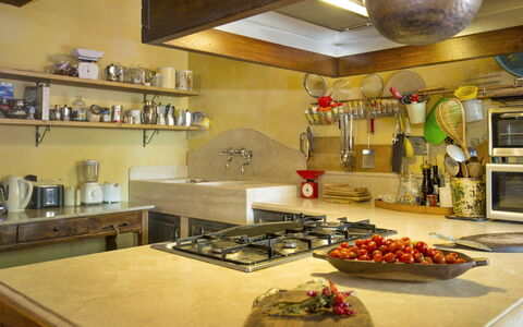 Villa Lorian: Comptoir, Pièce, Cuisine, Propriété, Design Intérieur, Bâtiment, Meubles, Cuisine, Aliments, Cabinetry