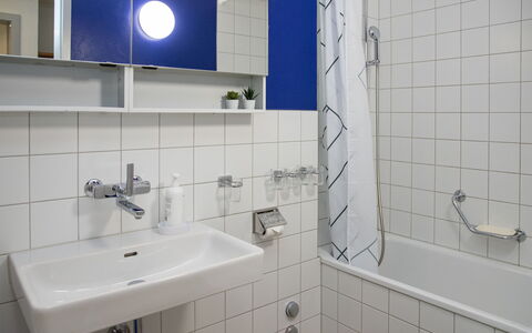 Tschingelhorn Apt. R: Salle De Bains, Luminaire Plomberie, Lavabo, Design Intérieur, Évier, Sol, Robinet, Sol, Plomberie, Miroir
