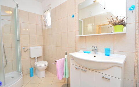 Mira: Miroir, Luminaire Plomberie, Propriété, Évier, Lavabo, Robinet, Armoire De Toilette, Violet, Bleu Azur