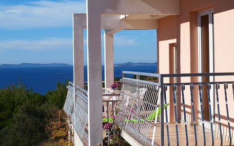 Mira: Ciel, Propriété, Nuage, Bâtiment, Plante, Bleu Azur, L'Eau, Maison, Ombre, Bois