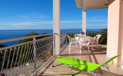 Mira: Ciel, L'Eau, Propriété, Bâtiment, Bleu Azur, Bois, Ombre, Chaise, Mobilier De Jardin, Architecture