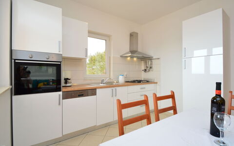 Mira: Cabinetry, Propriété, Comptoir, Meubles, Appareil De Cuisine, Bouteille, Cuisinière, Table, Électroménager, Cuisine