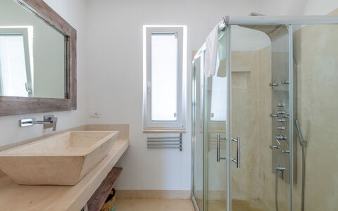 Villa Butterfly: Miroir, Luminaire Plomberie, Propriété, Bâtiment, Porte De Douche, Robinet, Tete De Douche, Évier, Salle De Bains