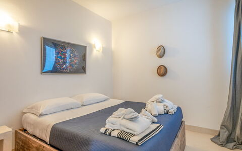 Villa Butterfly: Confort, Bâtiment, Bleu Azur, Bois, Textile, Sol, Sol, Cadre, Lit, Cadre De Lit