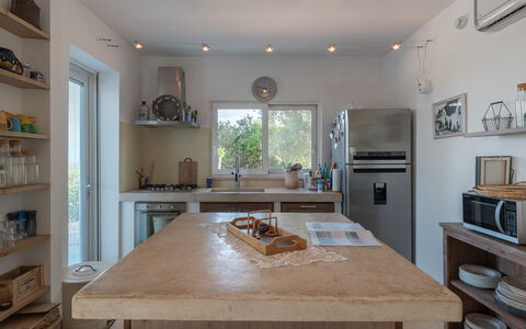 Villa Butterfly: Comptoir, Meubles, Propriété, Cabinetry, Table, Bois, Cuisine, Fenêtre, Design Intérieur, Étagère