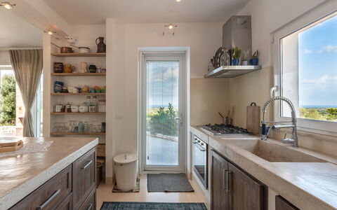 Villa Butterfly: Bois, Bleu, Pièce, Design Intérieur, Luminaire Plomberie, Vert, Sol, Domicile, Propriété, Comptoir