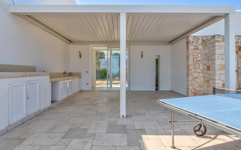 Villa Butterfly: Sol, Sol, Composite, Porche, Ombre, Structure En Plein Air, Tuile, Béton, Mobilier De Jardin, Plate-Forme