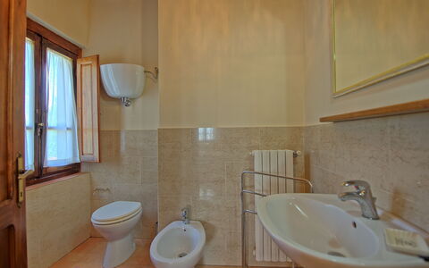 Casa Catia: Salle De Bains, Propriété, Pièce, Toilette, Luminaire Plomberie, Lavabo, Mur, Siège De Toilette, Sol, Évier