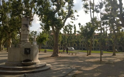Appartamento Le Volte: Arbre, Espace Public, Mémorial, Monument, Parc, Architecture, Plante, Statue, Site Historique, Des Loisirs