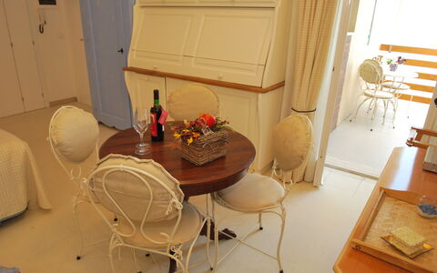 Marina Di Castagneto: Pièce, Meubles, Propriété, Design Intérieur, Table, Jaune, Sol, Salle À Manger, Maison, Chaise