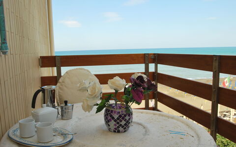 Marina Di Castagneto: Propriété, Pièce, Table, Meubles, Design Intérieur, Immobilier, Balcon, Vacances, Chaise
