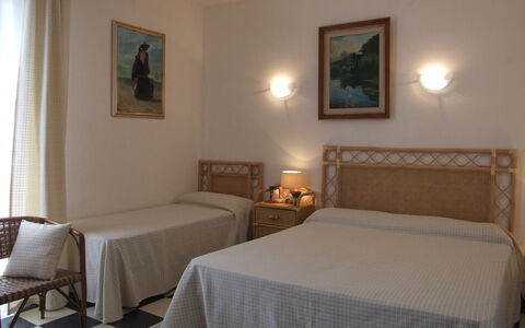 Marina Di Castagneto: Chambre, Pièce, Lit, Meubles, Propriété, Cadre De Lit, Drap De Lit, Sol, Mur, Bâtiment