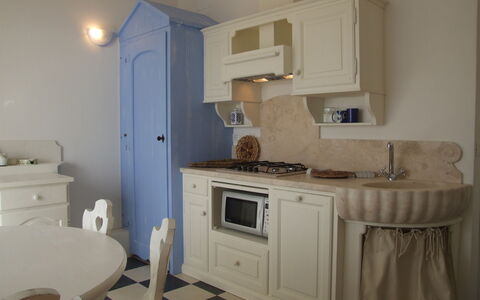 Marina Di Castagneto: Pièce, Propriété, Meubles, Évier, Salle De Bains, Design Intérieur, Sol, Cabinetry, Maison, Armoire De Toilette