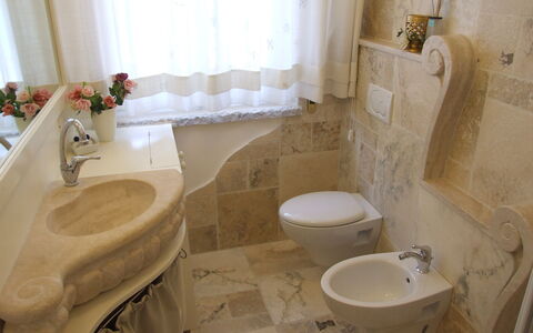 Appartamento - Le Finestre: Salle De Bains, Propriété, Sol, Pièce, Toilette, Siège De Toilette, Design Intérieur, Mur, Robinet, Tuile