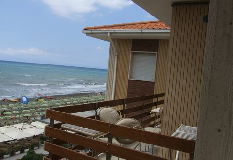 Appartamento - Le Finestre: Propriété, Plage, Mer, Vacances, Maison, Ciel, Bâtiment, Bois, Immobilier, Pièce