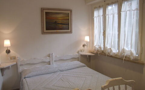 Villa Pineta: Chambre, Pièce, Lit, Meubles, Propriété, Cadre De Lit, Drap De Lit, Design Intérieur, Mur, Sol