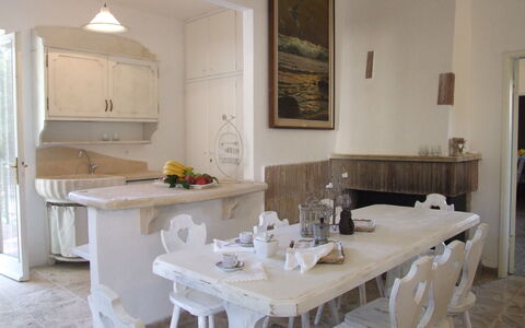 Villa Pineta: Pièce, Meubles, Propriété, Design Intérieur, Bâtiment, Table, Sol, Maison, Cuisine, Salle À Manger