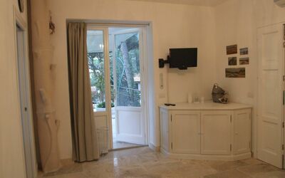 Iris: Pièce, Propriété, Sol, Mur, Design Intérieur, Meubles, Bâtiment, Dur, Tuile, Sol