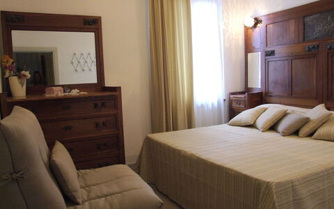 Villa La Quercia: Chambre, Meubles, Pièce, Propriété, Lit, Design Intérieur, Drap De Lit, Cadre De Lit, Suite, Mur