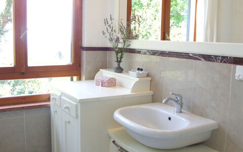 Villa La Quercia: Salle De Bains, Pièce, Propriété, Sol, Évier, Design Intérieur, Armoire De Toilette, Mur, Baignoire, Maison