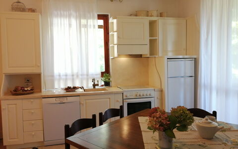 Villa La Quercia: Meubles, Design Intérieur, Bois, Sol, Éclairage, Pièce, Cuisine, Cabinetry, Appareil De Cuisine, Table Cuisine Et Salle A Manger
