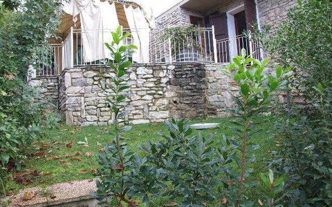 Villa Il Castagno: Végétation, Mur, Propriété, Maison, Domicile, Arbre, Plante, Zone Résidentielle, Immobilier, Architecture