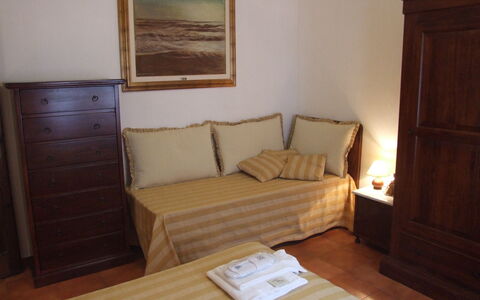 Villa Il Castagno: Meubles, Pièce, Sol, Propriété, Dur, Chambre, Mur, Lit, Tache De Bois, Design Intérieur