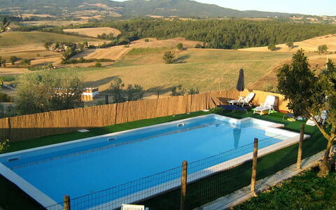 Casale Biancospino: Piscine, Propriété, Loisir, Herbe, Immobilier, Maison, Arbre, Rectangle, Villa, Paysage
