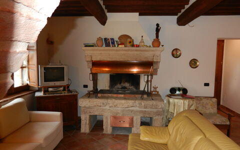 Casale Biancospino: Pièce, Propriété, Salon, Foyer, Cheminée, Bâtiment, Meubles, Design Intérieur, Maison, Plafond