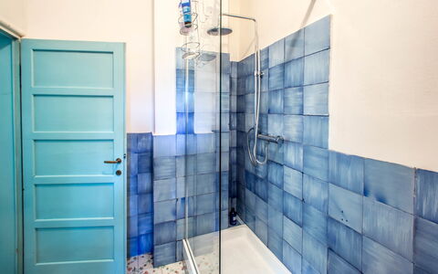 Marina Dei Ronchi Prestige: Bleu, Propriété, Salle De Bains, Pièce, Architecture, Tuile, Mur, Verre, Immobilier, Design Intérieur