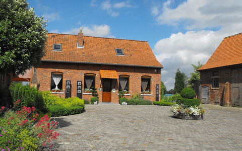 La Ferme de Gabrielle: Plante, Ciel, Bâtiment, Nuage, Fenêtre, Fleur, Maison, Lot Terre, Arbre, Chalet