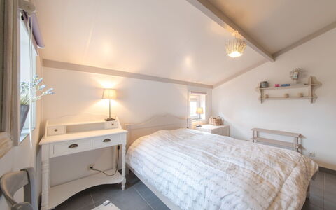 Bredene 460: Meubles, Propriété, Bâtiment, Confort, Bois, Cabinetry, Cadre De Lit, Lit, Lampe, Sol