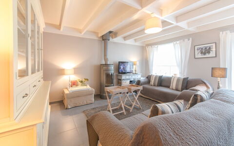 Bredene 460: Meubles, Canapé, Bâtiment, Confort, Table, Bois, Télévision, Lampe, Éclairage, Design Intérieur