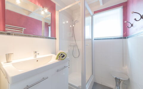 Bredene 460: Miroir, Robinet, Armoire De Toilette, Évier, Luminaire Plomberie, Cabinetry, Lavabo, Salle De Bains, Design Intérieur, Violet