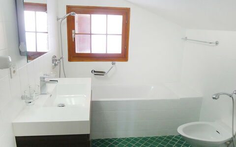 La Haute Cîme 16: Luminaire Plomberie, Évier, Propriété, Robinet, Lavabo, Fenêtre, Salle De Bains, Design Intérieur, Rectangle