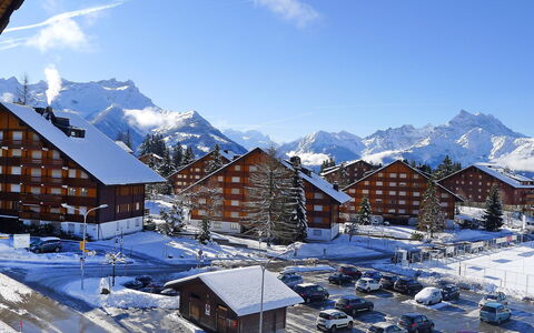 La Haute Cîme 16: Ciel, Nuage, Bâtiment, Neige, Montagne, Propriété, Pente, Fenêtre, Maison, Gelé
