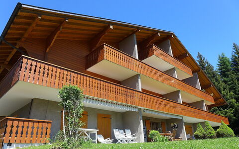 Cristel 2: Bâtiment, Ciel, Plante, Propriété, Fenêtre, Lot Terre, Végétation, Arbre, Maison, Chalet