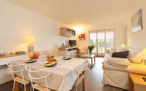 Cristel 2: Table, Meubles, Chaise, Orange, Cadre, Bois, Bâtiment, Plante D'Appartement, Sol, Sol