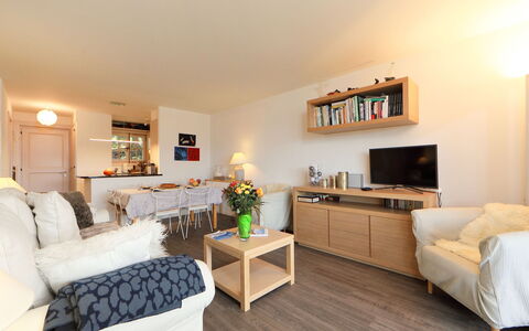 Cristel 2: Meubles, Table, Propriété, Cadre, Confort, Canapé, Bois, Télévision, Design Intérieur, Plante D'Appartement