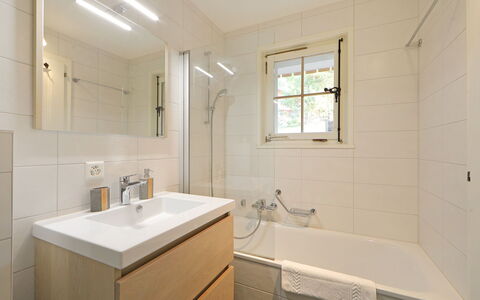 Cristel 2: Miroir, Baignoire, Luminaire Plomberie, Robinet, Évier, Propriété, Salle De Bains, Lavabo, Fenêtre