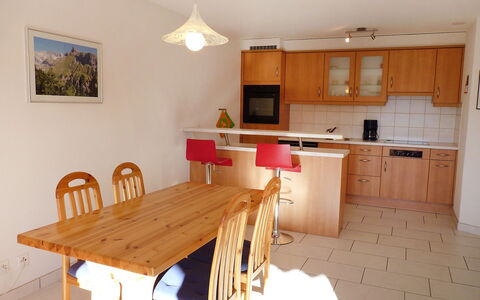 Ardévine 5: Meubles, Propriété, Cabinetry, Table, Chaise, Bois, Comptoir, Design Intérieur, Tache De Bois, Sol