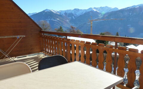Ardévine 5: Ciel, Propriété, Meubles, Montagne, Table, Bois, Mobilier De Jardin, Bâtiment, Clôture, Maison