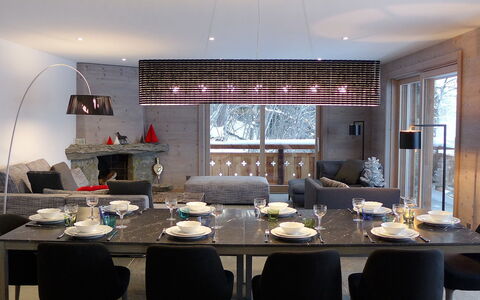 Le Refuge 1: Pièce, Design Intérieur, Meubles, Propriété, Bâtiment, Table, Salle À Manger, Éclairage, Plafond, Restaurant