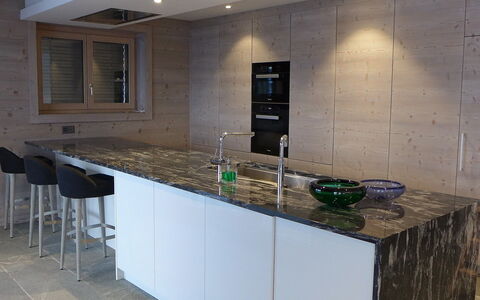 Le Refuge 1: Comptoir, Pièce, Propriété, Tuile, Cabinetry, Cuisine, Meubles, Design Intérieur, Sol, Bâtiment