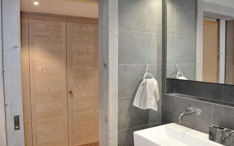 Le Refuge 1: Miroir, Robinet, Évier, Propriété, Luminaire Plomberie, Bâtiment, Lavabo, Noir, Salle De Bains