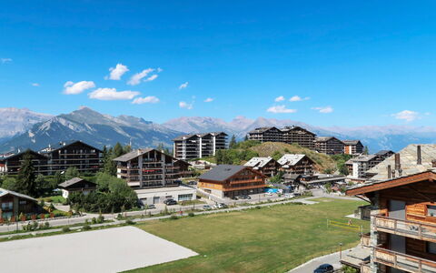 Le Refuge 1: Nuage, Ciel, Bâtiment, Plante, Montagne, Bleu, Design Urbain, Maison, Zone Résidentielle, Loisir