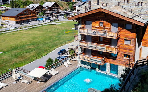 Le Refuge 1: Bâtiment, L'Eau, Propriété, Fenêtre, Vert, Bleu Azur, Piscine, Maison, Design Urbain, Architecture