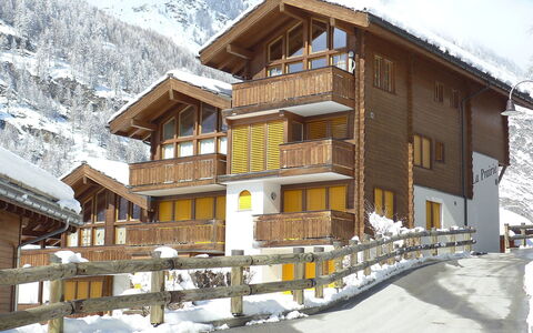 La Prairie: Neige, Bâtiment, Propriété, Fenêtre, Montagne, Maison, Ciel, Pente, Bois, Arbre